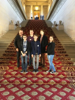 ND Notre groupe devant l'escalier d'honneur